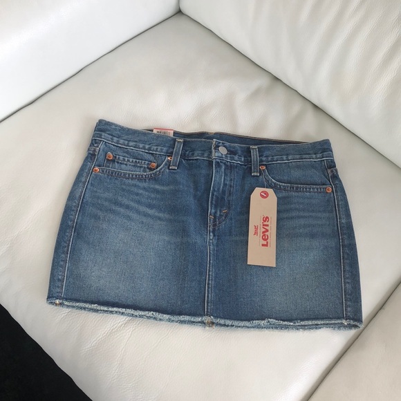 SALE NWT Levi’s Mid Rise Raw Hem Denim Skirt - Picture 4 of 8